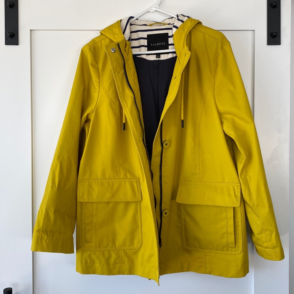 Talbots hooded raincoat - Sz XL. Deep pockets. Zippered and button closures.